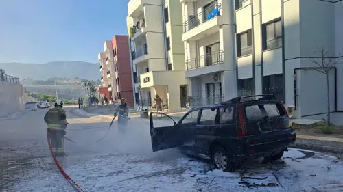 Antakya'da park halindeki araç küle döndü