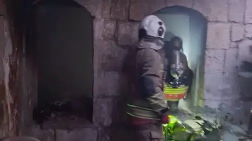 Antakya'da metruk binada korkutan yangın: Ekipler alevleri büyümeden durdurdu