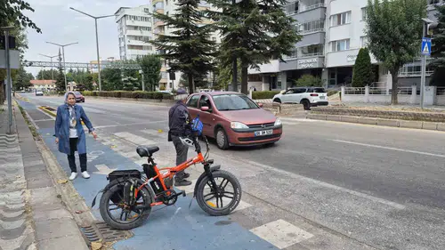 Vişnelik'te yaya geçidini kullanan bisikletli otomobilin çarpması sonucu yaralandı