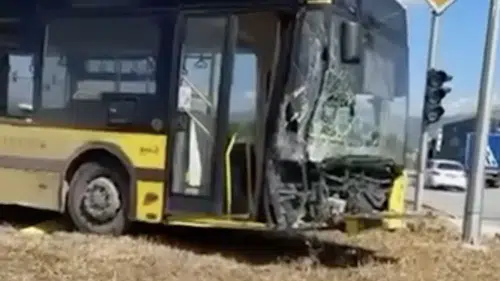 Gemlik'te belediye otobüsü kontrolden çıktı: Trafik ışıkları trafosuna çarparak durabildi