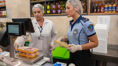 Kuşadası'nda market raflarına sıkı takip: Uygunsuz gıdalar toplatıldı