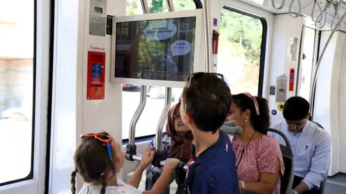 Tramvay yolculuklarında nezaket kuralları çizgi film karakterleriyle hatırlatılıyor