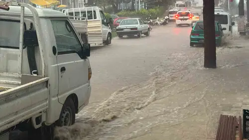 Elmalı'da aniden bastıran sağanak pazar yerini göle çevirdi
