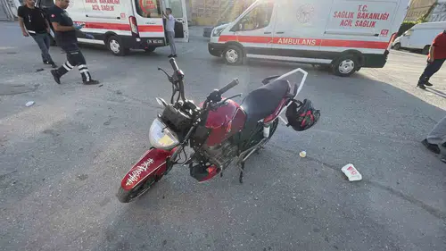 Sanayi sitesindeki kontrolsüz kavşakta motosikletler çarpıştı: 3 yaralı