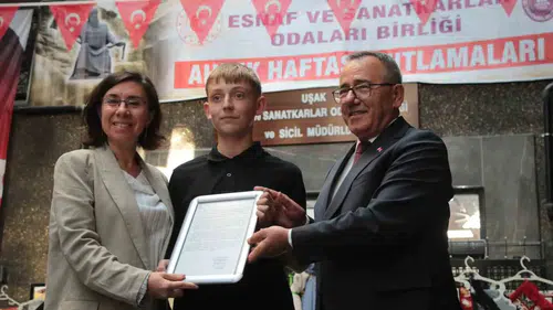 Uşak'ta 46 yıllık terzi Yücel Karabulut yılın ahisi seçildi