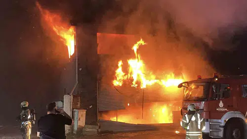 Esenyurt'ta gece yarısı kabusu: Bir dükkanda başlayan yangın 5 iş yerini küle çevirdi