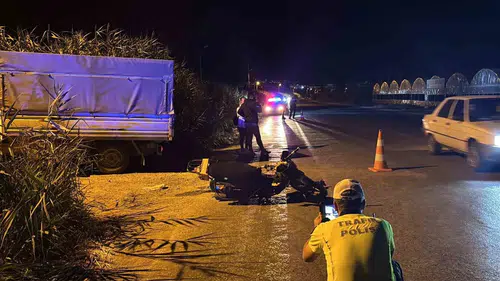 Tavşanlı yolunda süt kamyoneti ile motosiklet çarpıştı: İki kişi hastanelik oldu
