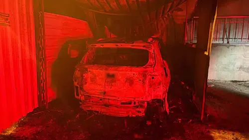 Serik'te garaj yangını dehşeti: Otomobil küle döndü, alevler binaya sıçradı