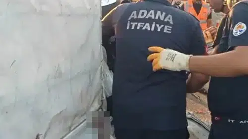 Ceyhan'da kamyonet tıra çarptı: İki kişi olay yerinde yaşamını yitirdi