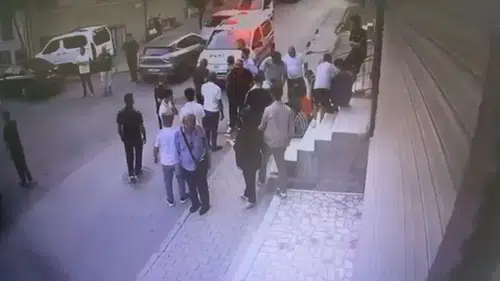 Halkalı'da alacak verecek kavgası: Sokakta oyun oynayan çocuk seken kurşunla yaralandı