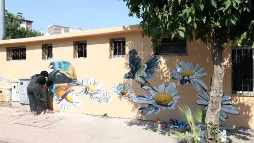 Akdeniz'de parklar betonun soğuk yüzünden kurtulup sanatla buluşuyor