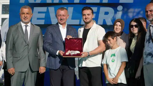 Kartepe'de 144 aile yeni yuvalarına kavuştu: Başkan Büyükakın'dan kentsel dönüşümde 'zehirli dil' uyarısı