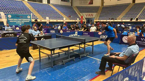 Van, 20 şehirden 220 genç sporcuyu masa tenisi masalarında buluşturdu