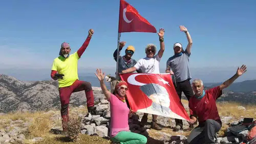 Muğlalı dağcılar 1745 rakımlı Ayıçtu Zirvesi'ni Gaziler Günü için bayrakla donattı