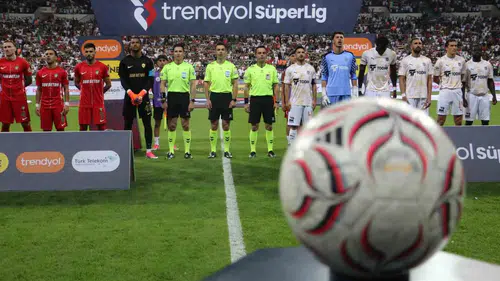 Süper Lig'de zirve yarışı kızıştı: Galatasaray liderliğini korurken Fenerbahçe yara aldı