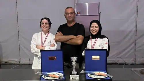 Düzceli gastronomi öğrencileri Bursa'da gümüş madalya ile kürsüye çıktı