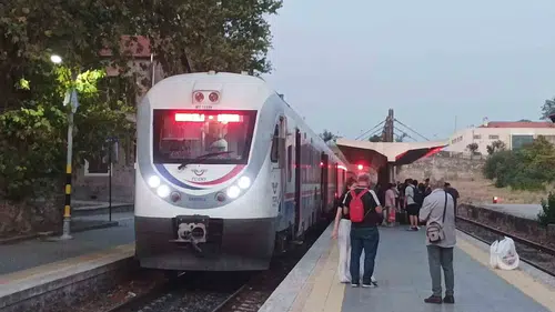 Denizli-İzmir treninde motor arızası yolcuları yolda bıraktı