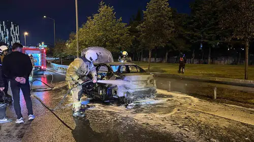 Bakırköy'de seyir halindeki otomobil motor kısmından çıkan yangınla küle döndü