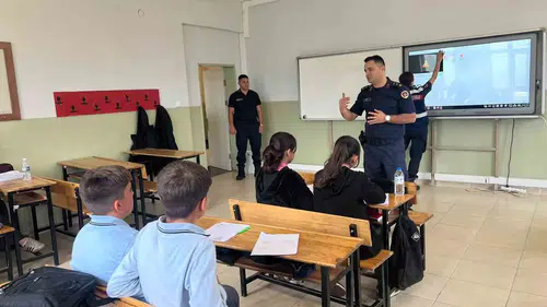 Bilecik'te jandarma ekipleri öğrencilere dijital dünyada korunmanın yollarını anlattı