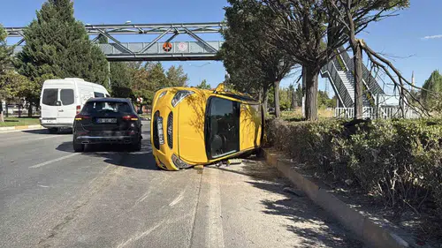 ESOGÜ yakınlarında trafik kazası: İki araç çarpıştı, sürücüler hastaneye kaldırıldı