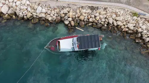 Narlıkuyu sahilinde fırtına dehşeti: Özel tekne kıyıya sürüklenerek yan yattı