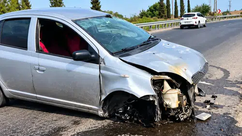 Kuşadası-Söke yolunda otomobil istinat duvarına çarptı: 3 yaralı