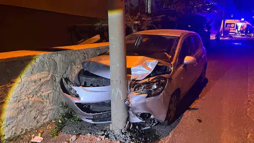 Niğde'de kavşak kazası: İki otomobil çarpıştı, elektrik direği devrildi