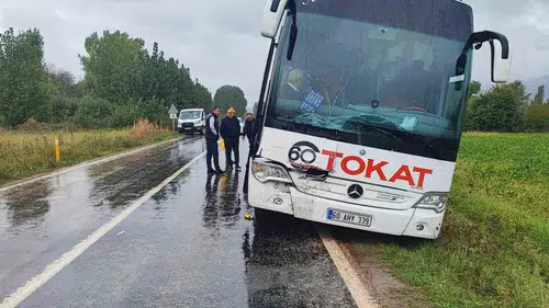 Tokat-Almus kara yolunda otobüs ve kamyonet çarpıştı: İki yaralı