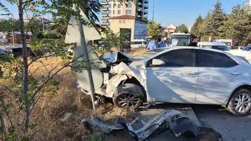 Ertuğrulgazi Mahallesi'nde dört aracın karıştığı zincirleme trafik kazası: 3 yaralı