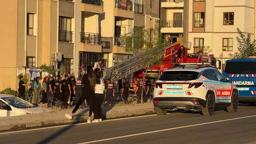Diyarbakır'da balkondan sarkan kadını komşusunun cesur müdahalesi kurtardı