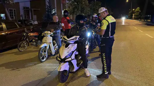 Bolu sokaklarında gece yarısı motosiklet operasyonu: 100 sürücü denetimden geçti