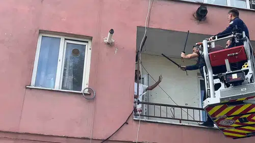 Bursa'da hastane kararına bıçaklı direniş: İtfaiye merdiveniyle ikna edildi