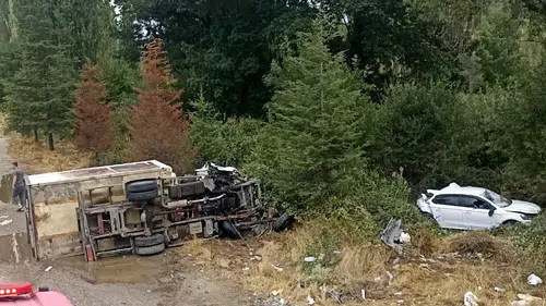 Uşak'ta yol kenarında mola veren iki kardeşe kamyonet çarptı: 3 ağır yaralı