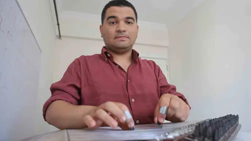 Doktorların "Okuyamaz" dediği otizmli Ertuğrul, konservatuar diplomasıyla ezberleri bozdu