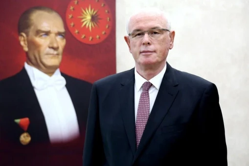 Kazım Kurt Kimdir?