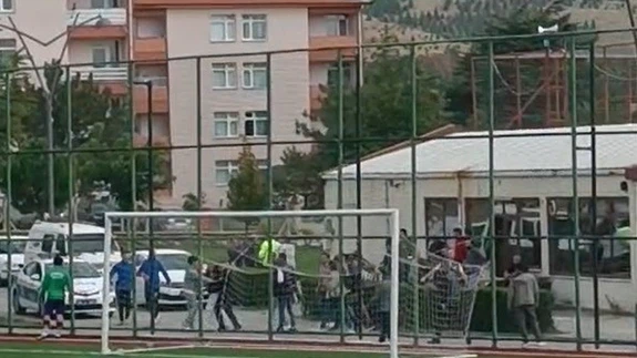 Futbol oyuncusunun bıçakla taraftarın üzerine yürüdüğü iddiası