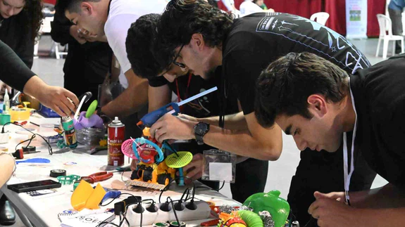 En çirkin robotu yapmak için yarıştılar