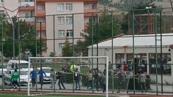 Futbol oyuncusunun bıçakla taraftarın üzerine yürüdüğü iddiası