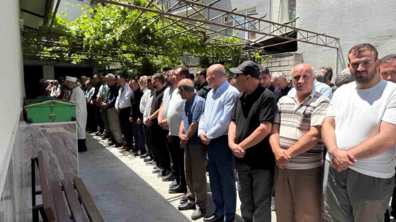 Kelebek Hastalığı ve Kanserle Savaşan Elif Hayata Veda Etti