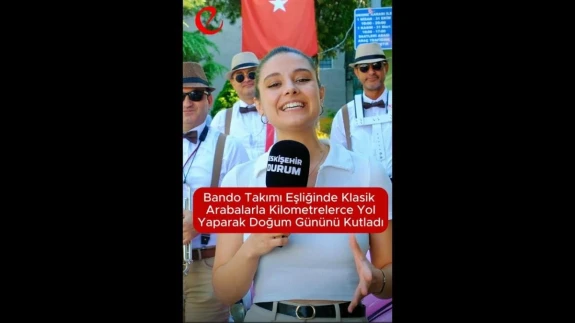 Bando Takımı Eşliğinde Klasik Arabalarla Kilometrelerce Yol Yaparak Doğum Gününü Kutladı