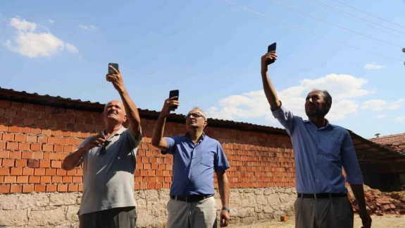 Telefon Çekmediği İçin Acil Durumlarda Dağa Çıkıyorlar !