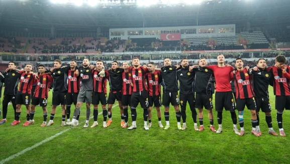 Eskişehirspor, Karşıyaka’yı İlk Yarıdaki Gol Fırtınasıyla Mağlup Etti