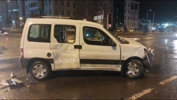 Kütahya Tavşanlı’da Ambulans ile Otomobil Çarpıştı: 1 Yaralı