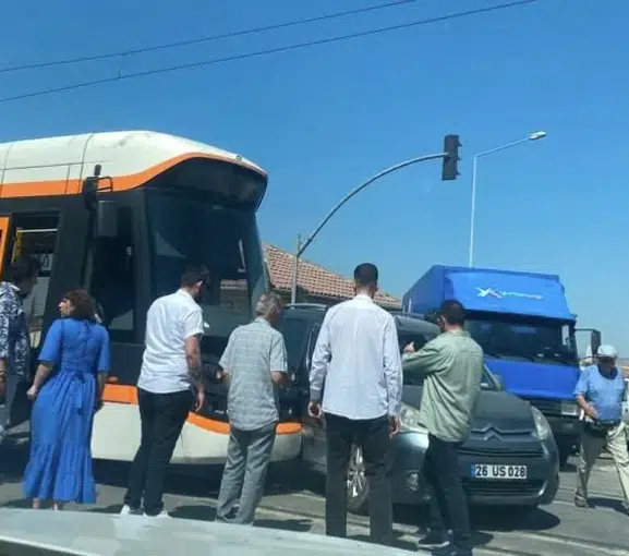Eskişehir'de Tramvay İle Araç Çarpıştı: Seferler Aksadı