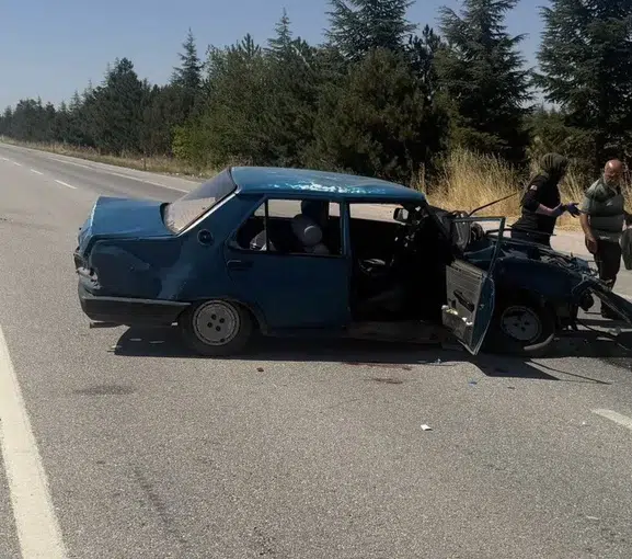 Eskişehir’de iki otomobil çarpıştı: 1’i bebek 6 kişi yaralandı