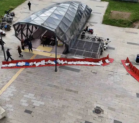 Kayaşehir Metro İstasyonunda Sel Önlemi: Milyonluk Yatırıma Kum Çuvalı Takviyesi
