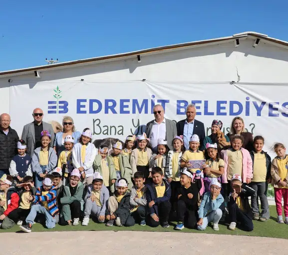 Edremit'te minik öğrenciler sokak hayvanlarıyla buluştu: Geleceğin merhametli nesilleri yetişiyor
