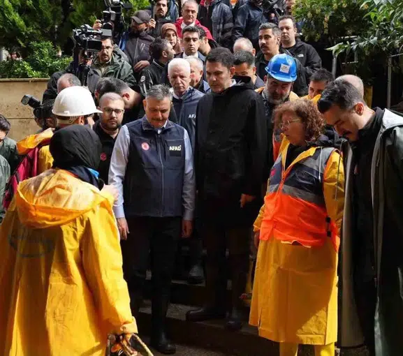 Şiddetli yağışların vurduğu bölgelerde 60 bini aşkın personel sahada seferber oldu