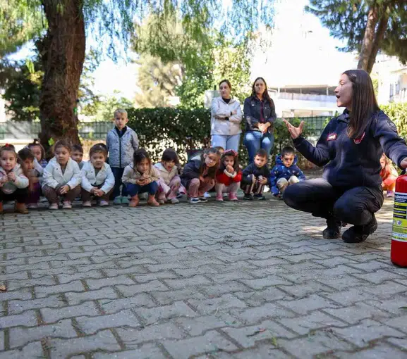Aydın'daki miniklere itfaiyecilerden uygulamalı güvenlik dersi