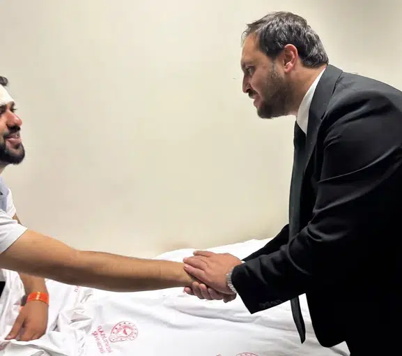 Palu Belediye Başkanı'nın konvoyunda kaza: Milletvekili Keleş yaralılara olay yerinde müdahale etti